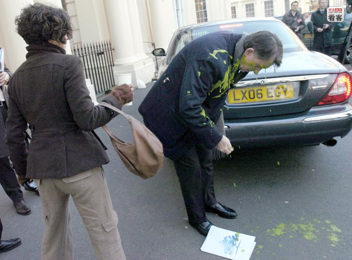 Kẻ hất sơn vào Bộ trưởng Peter Mandelson sau đó vẫn thản nhiên trả lời phỏng vấn của truyền hình, mặc ông Bộ trưởng mặt mũi, quần áo dính đầy sơn bẩn Kẻ hất sơn vào Bộ trưởng Peter Mandelson sau đó vẫn thản nhiên trả lời phỏng vấn của truyền hình, mặc ông Bộ trưởng mặt mũi, quần áo dính đầy sơn bẩn