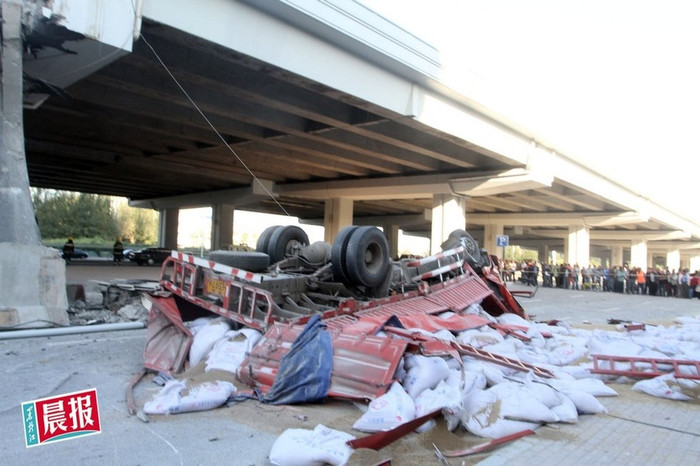 Chiếc container chở hàng chạy qua đúng lúc nhịp cầu bị sập