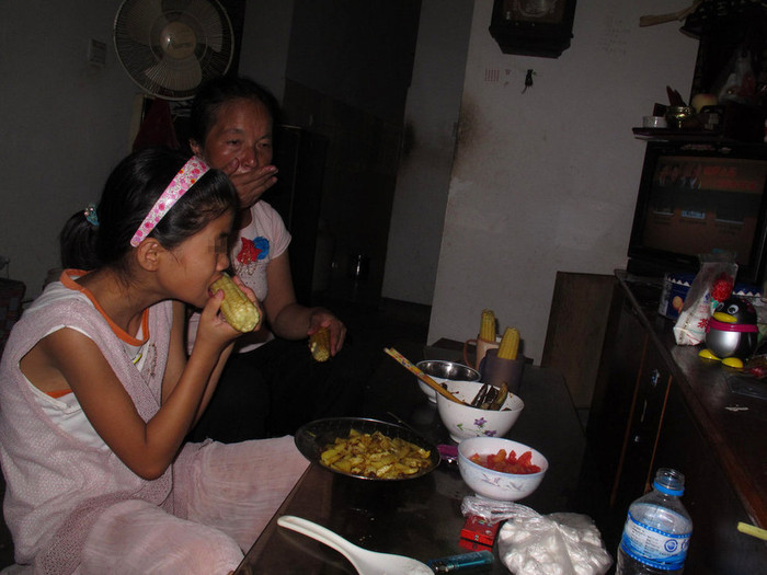 Gia đình Miên Tỉ thuộc diện nghèo nhất thôn, phải xin "sổ hộ nghèo" để được trợ cấp lương thực. Người mẹ nuôi ốm yếu lâu ngày, không làm được việc gì nặng Gia đình Miên Tỉ thuộc diện nghèo nhất thôn, phải xin "sổ hộ nghèo" để được trợ cấp lương thực. Người mẹ nuôi ốm yếu lâu ngày, không làm được việc gì nặng