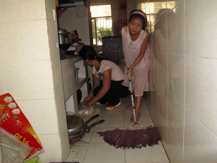 Cô bé 10 tuổi nhưng đã biết làm nhiều việc nhà phụ giúp cha mẹ nuôi, bị người cha đưa ra chợ lao động rao bán với giá 100 ngàn tệ làm nô lệ cho người. Cô bé 10 tuổi nhưng đã biết làm nhiều việc nhà phụ giúp cha mẹ nuôi, bị người cha đưa ra chợ lao động rao bán với giá 100 ngàn tệ làm nô lệ cho người.