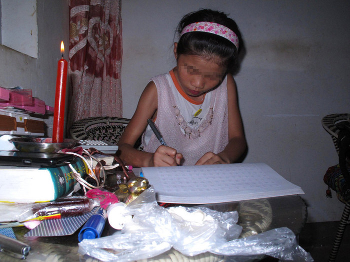 Khi phóng viên có mặt, Miên Tỉ đang làm bài tập ở nhà Khi phóng viên có mặt, Miên Tỉ đang làm bài tập ở nhà