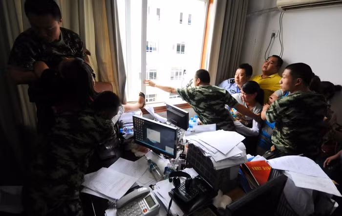 Cảnh sát chuyển 3 người phụ nữ khỏi cửa sổ nguy hiểm Cảnh sát chuyển 3 người phụ nữ khỏi cửa sổ nguy hiểm