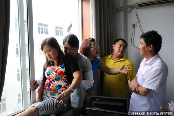 Phải dùng cái chết "uy hiếp" tiểu khu và nhà trường xin cho con được nhập học lớp 1 Phải dùng cái chết "uy hiếp" tiểu khu và nhà trường xin cho con được nhập học lớp 1