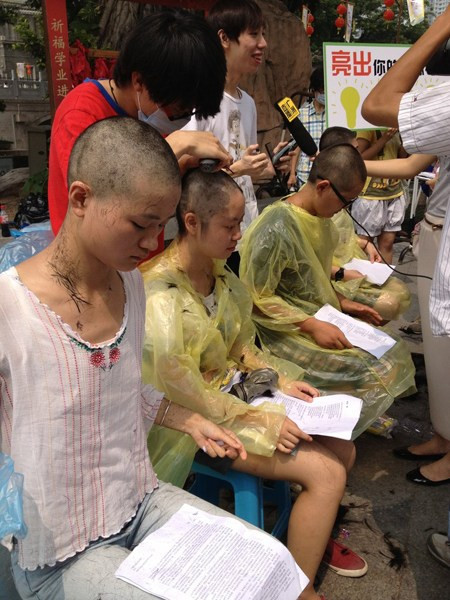 Bằng hành động, kêu gọi sự đồng thuận và ủng hộ của cộng đồng