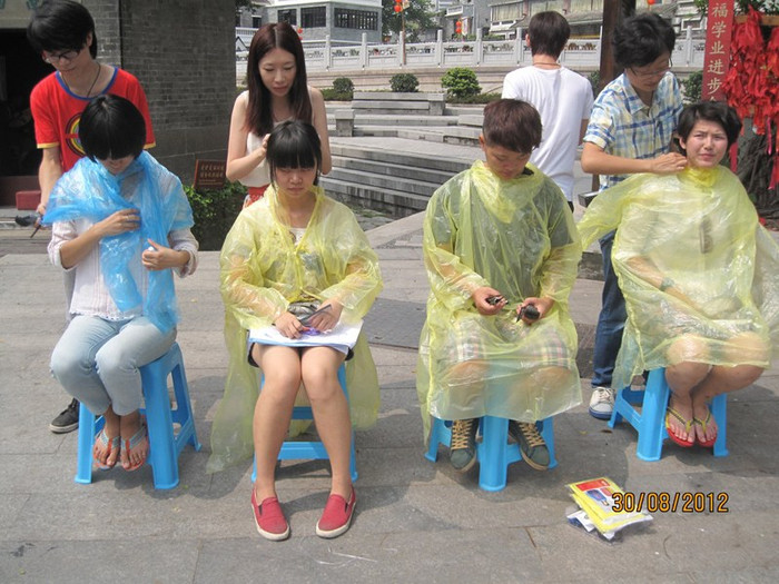 Cắt tóc, cạo đầu, chụp ảnh tung lên mạng Internet