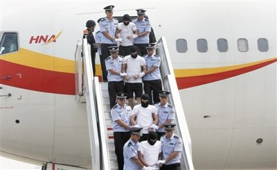 Cảnh sát Trung Quốc áp giải 37 tên tội phạm về nước qua đường hàng không sáng hôm qua 25/7 Cảnh sát Trung Quốc áp giải 37 tên tội phạm về nước qua đường hàng không sáng hôm qua 25/7