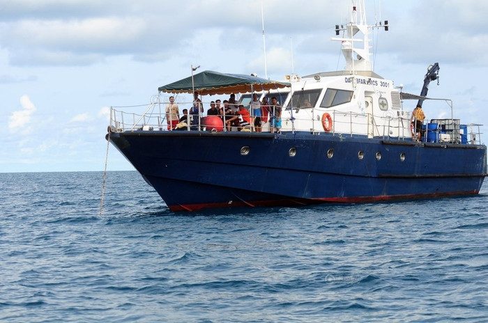 Tàu Trung Quốc thả neo tại bãi cạn Scarborough, lúc đó Trung Quốc cũng đưa theo nhiều phóng viên quay phim, chụp ảnh nhằm phục vụ công tác tuyên truyền bóp méo sự thật. Lúc cao điểm, 92 tàu Trung Quốc hiện diện tại đây trong khi phía Philippines nhiều nhất chỉ có 8 tàu. Tàu Trung Quốc thả neo tại bãi cạn Scarborough, lúc đó Trung Quốc cũng đưa theo nhiều phóng viên quay phim, chụp ảnh nhằm phục vụ công tác tuyên truyền bóp méo sự thật. Lúc cao điểm, 92 tàu Trung Quốc hiện diện tại đây trong khi phía Philippines nhiều nhất chỉ có 8 tàu.