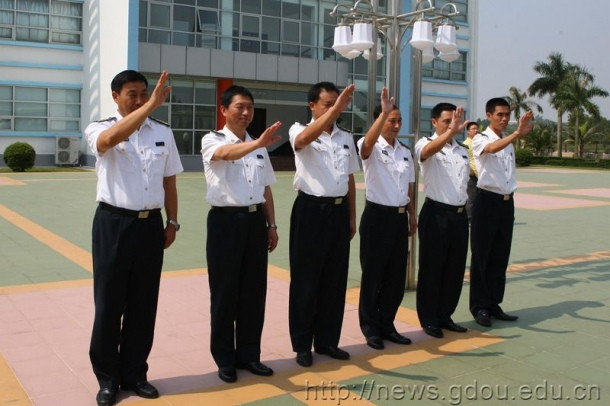 Lưu Đường (ngoài cùng, bên trái) cùng thuộc cấp