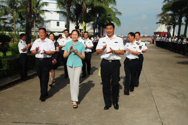 Lưu Đường tiếp đoàn đất liền Trung Quốc ra thăm trái phép bãi đá ngầm trong quần đảo Trường Sa mà Trung Quốc chiếm đóng