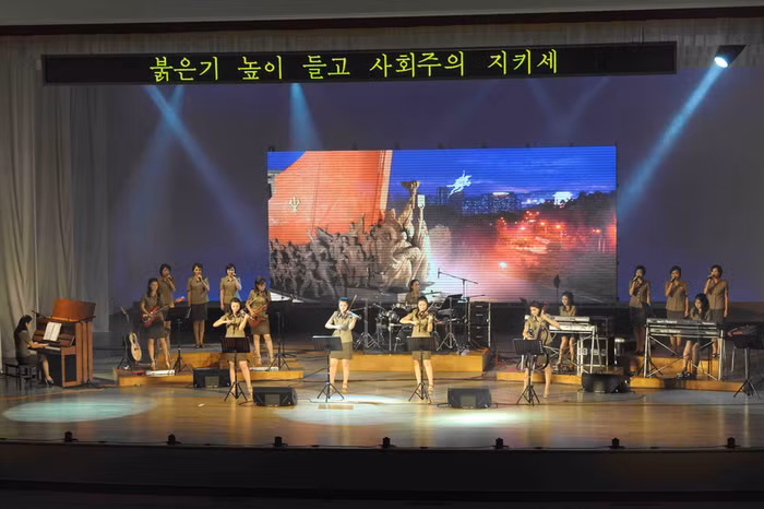 Biểu diễn văn nghệ chào mừng 52 năm ngày cố Chủ tịch Kim Jong-il bắt đầu sự nghiệp