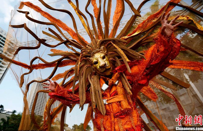 Màn biểu diễn hóa trang đặc sắc mừng ngày Quốc khánh Màn biểu diễn hóa trang đặc sắc mừng ngày Quốc khánh