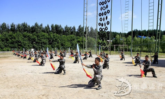 Một trung đoàn chủ lực quân khu Lan Châu, Trung Quốc huấn luyện võ thuật cho binh lính Một trung đoàn chủ lực quân khu Lan Châu, Trung Quốc huấn luyện võ thuật cho binh lính