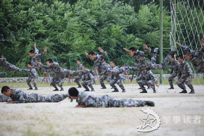 Quân Trung Quốc trong giờ huấn luyện Quân Trung Quốc trong giờ huấn luyện