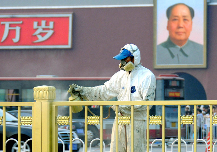 Sơn lại hàng rào trước quảng trường Thiên An Môn