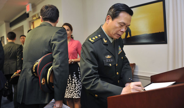 Ông Sái Anh Đĩnh tranh thủ bổ sung nội dung trước khi hội đàm với Thứ trưởng Quốc phòng Mỹ