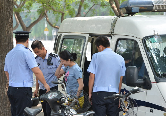 Hôm trước chặn xe Đại sứ Nhật Bản, bẻ cờ, hôm sau ném "dị vật" vào Đại sứ quán Hôm trước chặn xe Đại sứ Nhật Bản, bẻ cờ, hôm sau ném "dị vật" vào Đại sứ quán