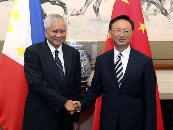 Ngoại trưởng Philippines Albert del Rosario sang Bắc Kinh thăm Đại sứ Brand, tranh thủ gặp người đồng cấp Dương Khiết Trì Ngoại trưởng Philippines Albert del Rosario sang Bắc Kinh thăm Đại sứ Brand, tranh thủ gặp người đồng cấp Dương Khiết Trì