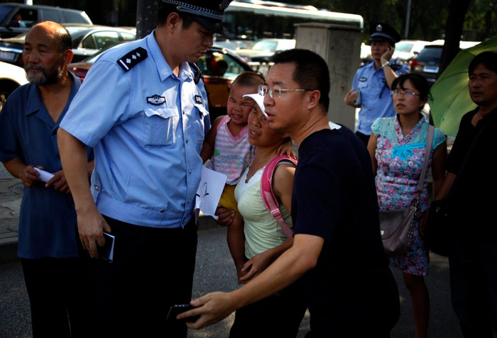 Ngày càng nhiều hành động quá khích của một nhóm người Trung Quốc nhằm vào Đại sứ quán Nhật Bản Ngày càng nhiều hành động quá khích của một nhóm người Trung Quốc nhằm vào Đại sứ quán Nhật Bản