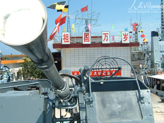 Những hình ảnh như thế này được truyền thông nhà nước Trung Quốc khai thác tối đa để tuyên truyền bóp méo về cái gọi là "bảo vệ chủ quyền Nam Sa". Nhân dân nhật báo, 2006