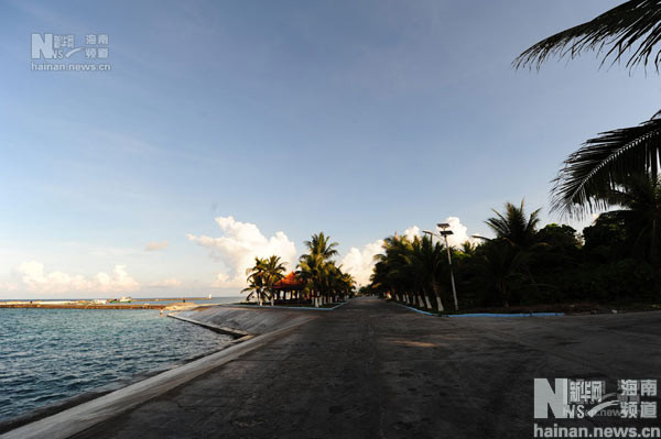 Tuyến đường dọc bờ biển ra cầu cảng phía Trung Quốc xây dựng trái phép trên đảo Tuyến đường dọc bờ biển ra cầu cảng phía Trung Quốc xây dựng trái phép trên đảo