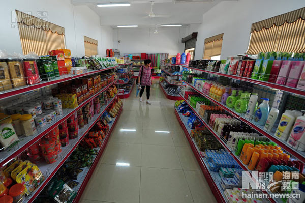 Siêu thị vừa mới thành lập trên đảo Phú Lâm sau khi có cái gọi là "thành phố Tam Sa" Siêu thị vừa mới thành lập trên đảo Phú Lâm sau khi có cái gọi là "thành phố Tam Sa"