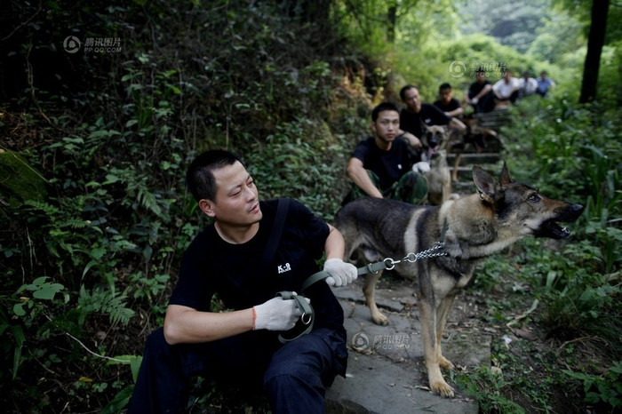 Đội quân săn lùng tội phạm nghỉ giải lao trong giờ bao vây ngọn núi Đội quân săn lùng tội phạm nghỉ giải lao trong giờ bao vây ngọn núi