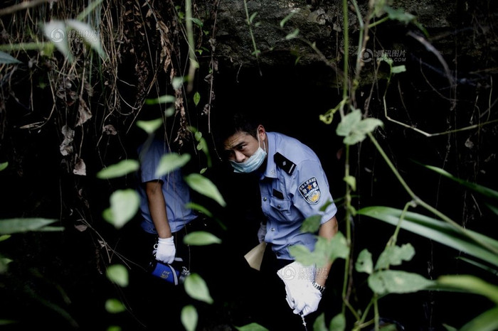 Tuy nhiên do hang quá sâu, tối, lực lượng cảnh sát vẫn chưa bắt được thủ phạm Tuy nhiên do hang quá sâu, tối, lực lượng cảnh sát vẫn chưa bắt được thủ phạm