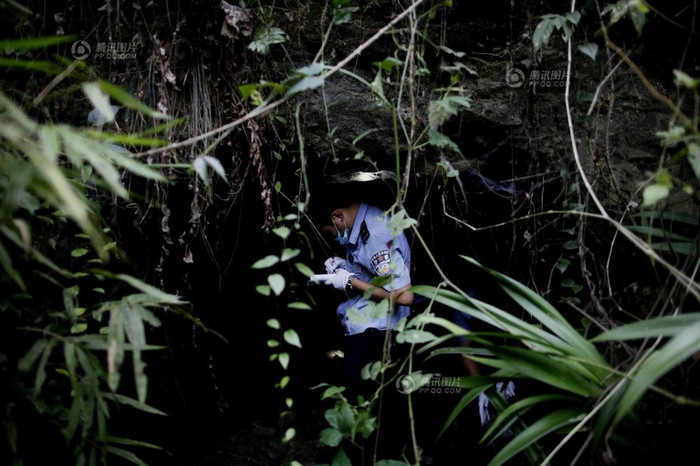 Cửa hang được cho là nơi Chu Khắc Hoa ẩn nấp Cửa hang được cho là nơi Chu Khắc Hoa ẩn nấp