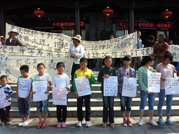 Bị chủ cúp lương, đòi mãi không được, cực chẳng đã những nông dân Quảng Tây, Trung Quốc phải đẩy con cái họ ra biểu tình đòi tiền lương thay bố mẹ Bị chủ cúp lương, đòi mãi không được, cực chẳng đã những nông dân Quảng Tây, Trung Quốc phải đẩy con cái họ ra biểu tình đòi tiền lương thay bố mẹ