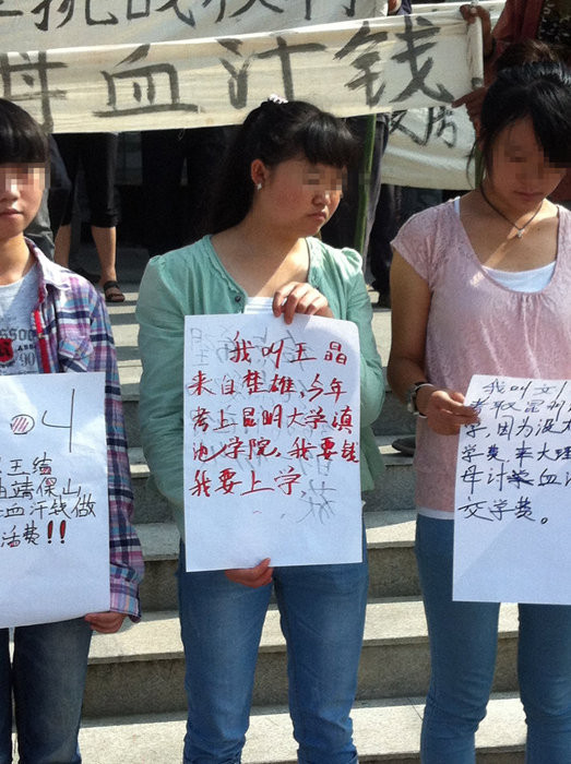 Đứa lớn 20 tuổi: "Cháu cần tiền đóng học. Hãy trả lương bố mẹ cháu!" Đứa lớn 20 tuổi: "Cháu cần tiền đóng học. Hãy trả lương bố mẹ cháu!"