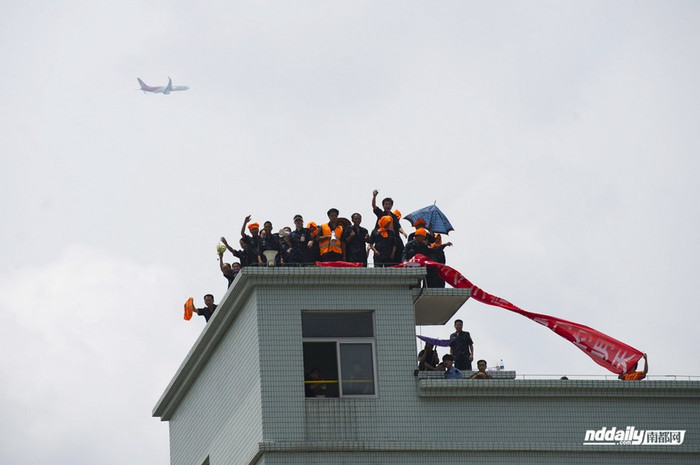 43 bảo vệ của tập đoàn Chế tạo thiết bị điện Sùng Quang leo lên nóc nhà biểu tình đòi quyền lợi 43 bảo vệ của tập đoàn Chế tạo thiết bị điện Sùng Quang leo lên nóc nhà biểu tình đòi quyền lợi