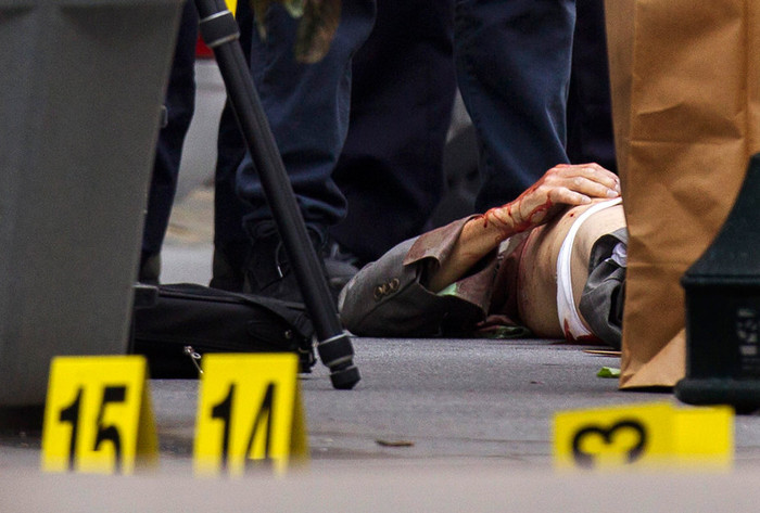 Thi thể kẻ nổ súng bị bắn chết sau đó Thi thể kẻ nổ súng bị bắn chết sau đó