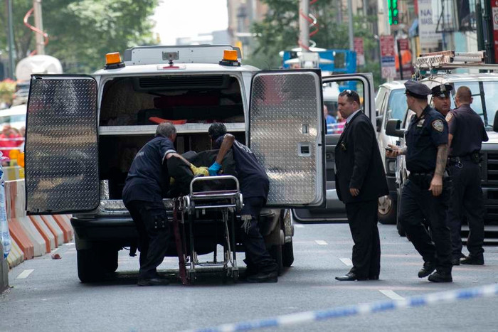 Thi thể kẻ nổ súng được đưa đi Thi thể kẻ nổ súng được đưa đi