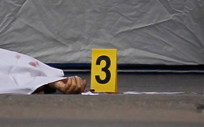 Đánh dấu vị trí thi thể kẻ nổ súng bị bắn chết Đánh dấu vị trí thi thể kẻ nổ súng bị bắn chết