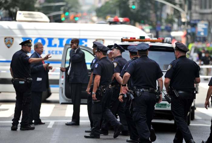 Cảnh sát có mặt tại hiện trường ngay sau khi xảy ra vụ việc Cảnh sát có mặt tại hiện trường ngay sau khi xảy ra vụ việc