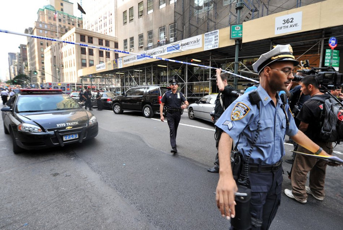 Các điều tra viên đang làm việc Các điều tra viên đang làm việc