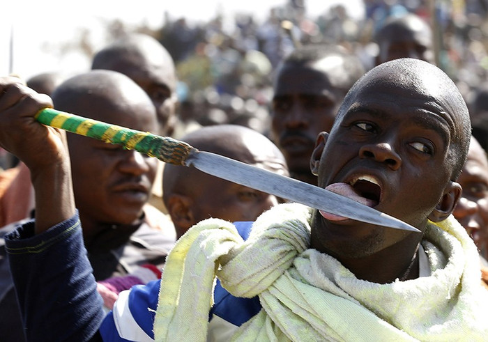 Vũ khí thô sơ đối đầu với súng đạn cảnh sát Vũ khí thô sơ đối đầu với súng đạn cảnh sát