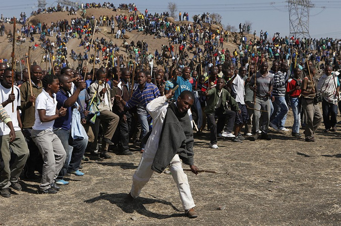 Đám đông biểu tình vẫn tiếp tục đấu tranh đòi quyền lợi Đám đông biểu tình vẫn tiếp tục đấu tranh đòi quyền lợi