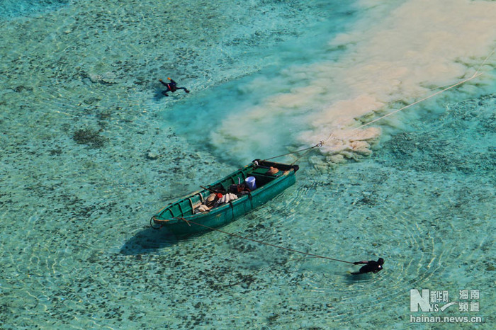 Tàu Trung Quốc khai thác san hô trái phép trên đảo Hoàng Sa Tàu Trung Quốc khai thác san hô trái phép trên đảo Hoàng Sa