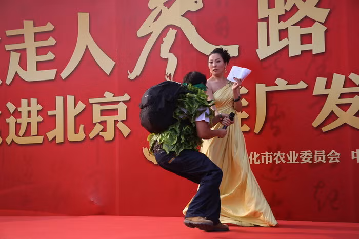 Nhóm hoạt động vì môi trường bất ngời "cướp diễn đàn" trong chương trình giới thiệu sản phẩm nhân sâm của một doanh nghiệp