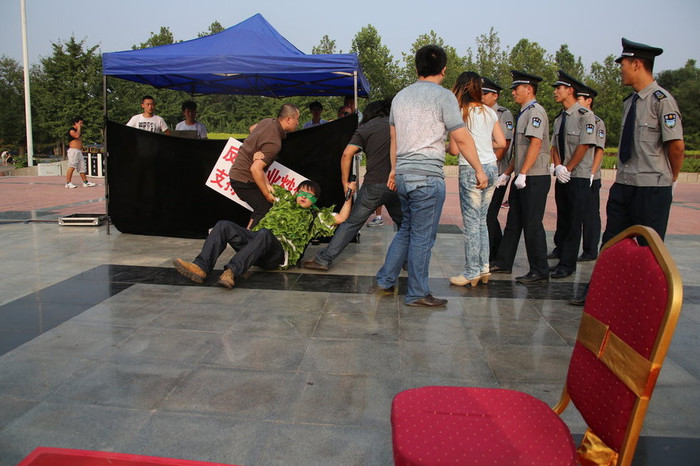 Sau màn khỏa thân của cô gái, bảo vệ mới vào cuộc đưa nhóm hoạt động vì môi trường ra ngoài Sau màn khỏa thân của cô gái, bảo vệ mới vào cuộc đưa nhóm hoạt động vì môi trường ra ngoài