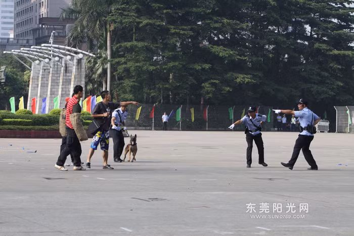 Tình huống diễn tập, một số phần tử cực đoan thách thức lực lượng cảnh sát