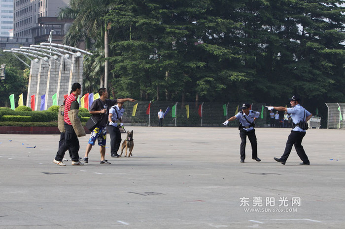 Tình huống diễn tập, một số phần tử cực đoan thách thức lực lượng cảnh sát Tình huống diễn tập, một số phần tử cực đoan thách thức lực lượng cảnh sát