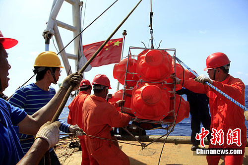 Thả thiết bị lấy mẫu trắc nghiệm địa chất