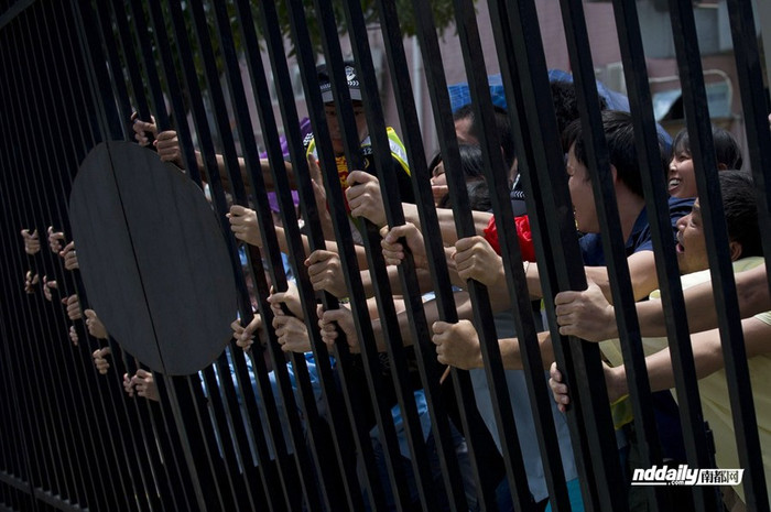 2 ngày đấu tranh trên nóc nhà không kết quả, nhiều người trong số 43 bảo vệ định nhảy lầu tự tử, bảo vệ mới ngăn cho phóng viên và công nhân tiếp cận khu vực này 2 ngày đấu tranh trên nóc nhà không kết quả, nhiều người trong số 43 bảo vệ định nhảy lầu tự tử, bảo vệ mới ngăn cho phóng viên và công nhân tiếp cận khu vực này