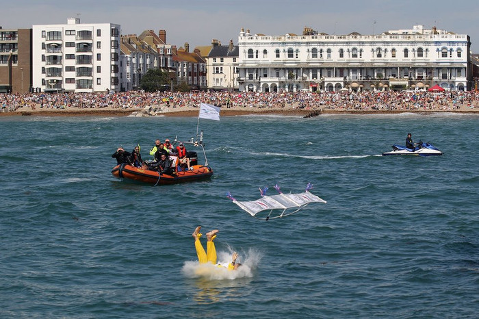 Cuộc thi đã thu hút rất đông khách du lịch và người dân đến cổ vũ