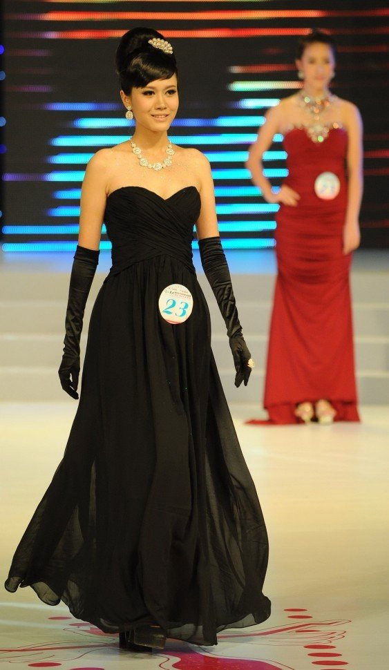 Các thí sinh dự thi trang phục dạ hội