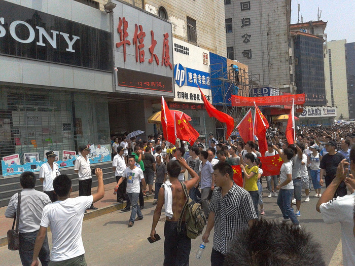 Những thanh niên Trung Quốc quá khích đập phá xe hơi, cửa hàng "có dính đến Nhật Bản" khiến tờ Nhật báo Thanh niên Trung Quốc phải lên tiếng gọi đó là "hành vi ngu xuẩn, hại nước" Những thanh niên Trung Quốc quá khích đập phá xe hơi, cửa hàng "có dính đến Nhật Bản" khiến tờ Nhật báo Thanh niên Trung Quốc phải lên tiếng gọi đó là "hành vi ngu xuẩn, hại nước"