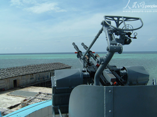 Ụ súng máy trên Đá Châu Viên. Những hình ảnh như thế này đang được giới truyền thông nhà nước Trung Quốc, cụ thể là tờ Nhân dân nhật báo sử dụng tuyên truyền bóp méo sự thật về Biển Đông và phô trương thanh thế, bành trướng sức mạnh quân sự trên biển