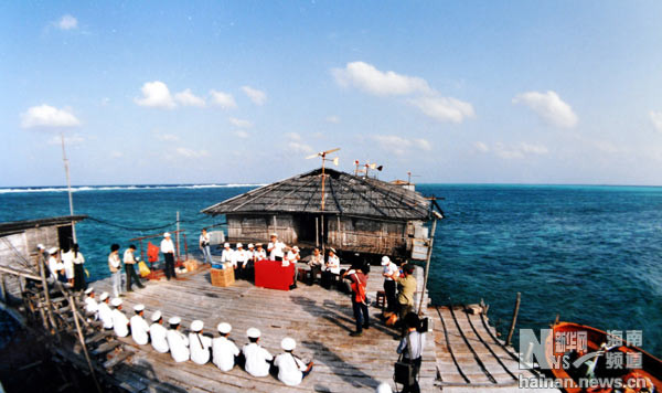 Năm 1992, nhà nổi công sự trên Đá Châu Viên còn sơ sài, hình ảnh văn công Trung Quốc kéo ra Đá Châu Viên giao lưu với lính đồn trú trái phép